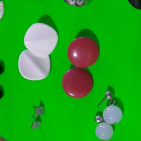 18 Pairs Vintage Earrings - Picture 6 of 9